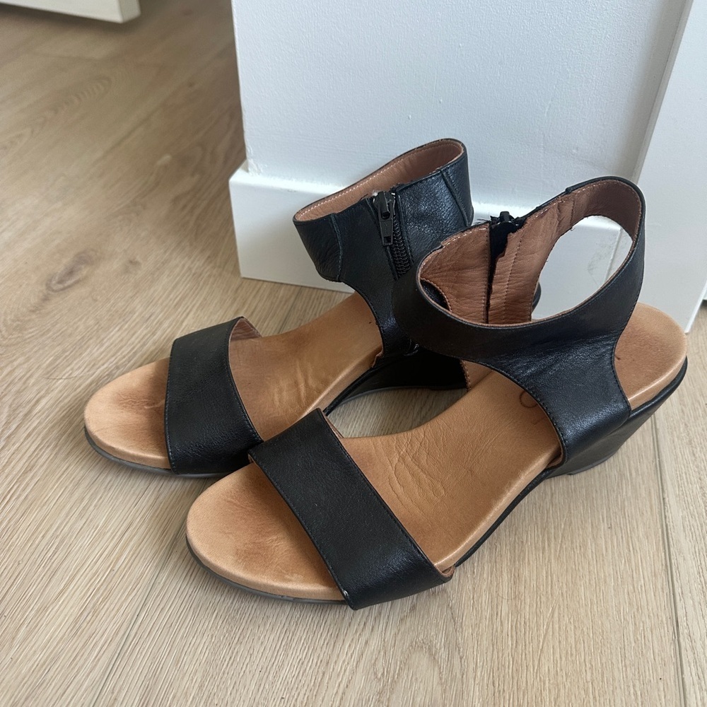 Bueno Black and Tan Open Toe Sandals